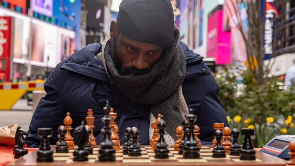 尼日利亚国际象棋冠军通德·奥纳科亚在时代广场下棋60小时，打破马拉松纪录